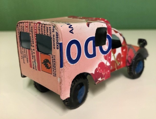 Bil, Citroën 3CV av återvunna metallburkar, rosa, ca 11x5 cm H5,5 cm/Madagaskar