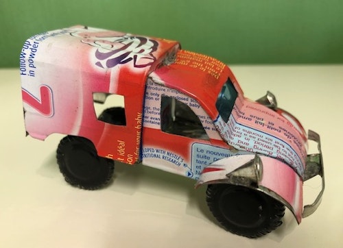 Bil, Citroën 3CV av återvunna metallburkar, ljusröd, ca 11x5 cm H5,5 cm/Madagaskar