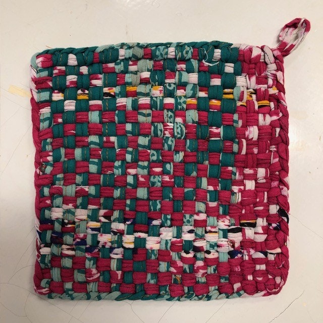 Grytlapp i handflätade återvunna sarityger, A world of craft/Bangladesh