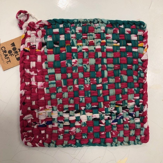Grytlapp i handflätade återvunna sarityger, A world of craft/Bangladesh