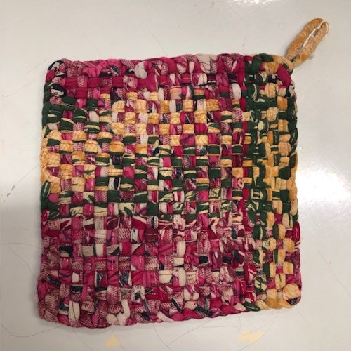 Grytlapp i handflätade återvunna sarityger, A world of craft/Bangladesh