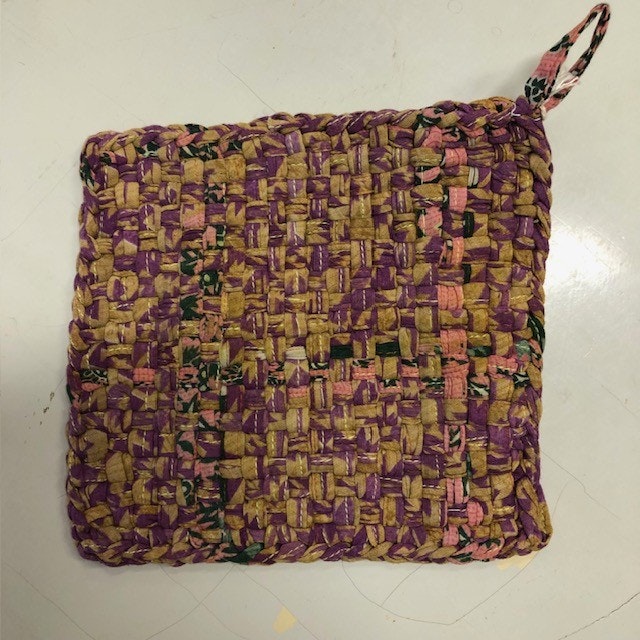 Grytlapp i handflätade återvunna sarityger, A world of craft/Bangladesh