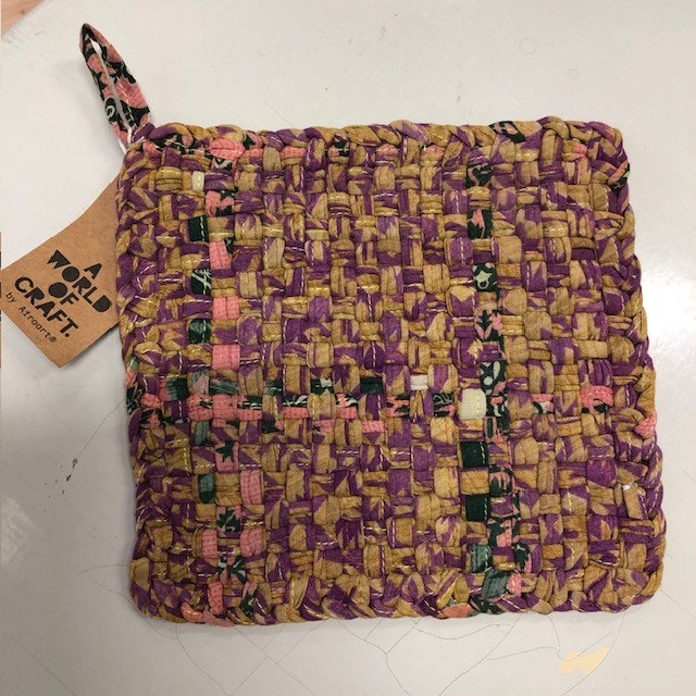 Grytlapp i handflätade återvunna sarityger, A world of craft/Bangladesh