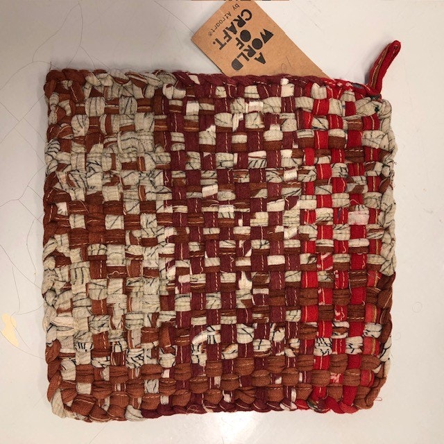 Grytlapp i handflätade återvunna sarityger, A world of craft/Bangladesh