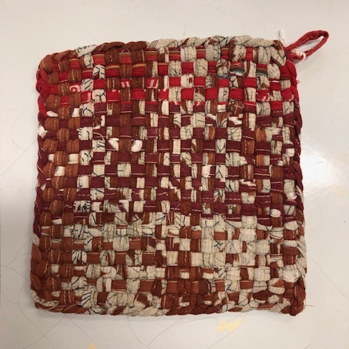 Grytlapp i handflätade återvunna sarityger, A world of craft/Bangladesh
