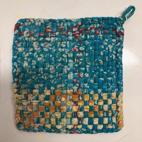 Grytlapp i handflätade återvunna sarityger, A world of craft/Bangladesh