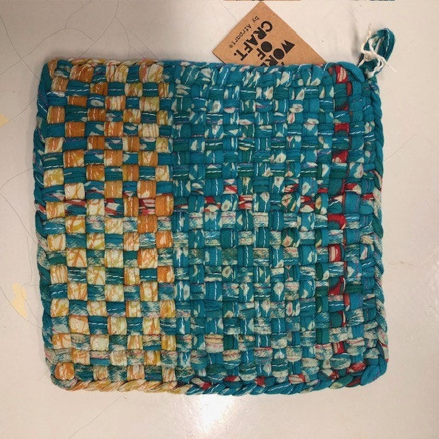 Grytlapp i handflätade återvunna sarityger, A world of craft/Bangladesh