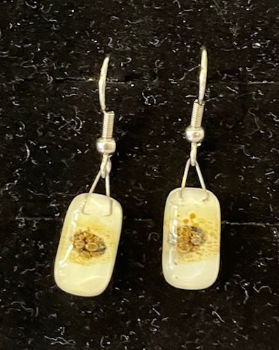 Örhängen i fusionsglas (1,3x0,7 cm) kir. stål