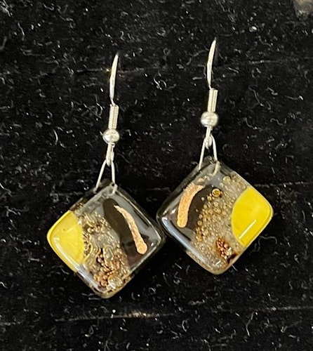 Örhängen i fusionsglas, 1,5x1,5 cm, krok kir.stål, Chile