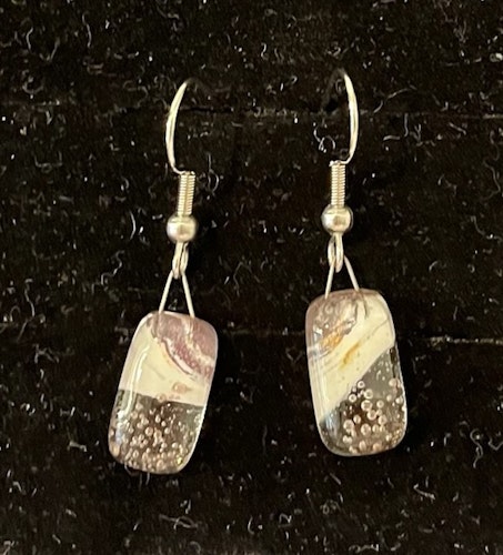 Örhängen i fusionsglas (1,3x0,7 cm) kir. stål