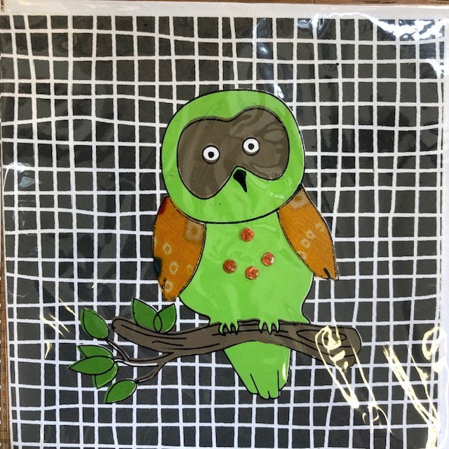 Kort, uggla på gren, serigrafi tryck, handgjort av bomull och sari återbruk/Bangladesh