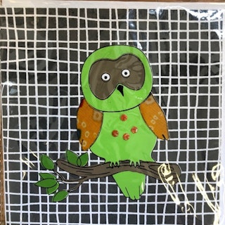 Kort, uggla på gren, serigrafi tryck, handgjort av bomull och sari återbruk/Bangladesh