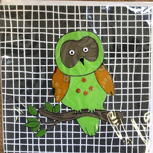 Kort, uggla på gren, serigrafi tryck, handgjort av bomull och sari återbruk/Bangladesh