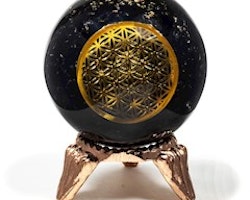 Orgonitboll med turmalin och symbol för livets blomma.