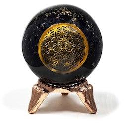 Orgonitboll med turmalin och symbol för livets blomma.