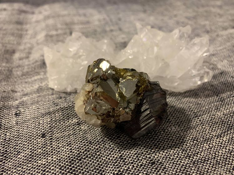 Pyrit, sphalerit och bergskristall i ett