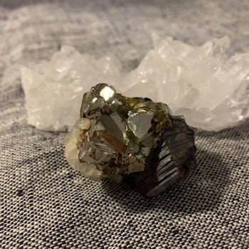 Pyrit, sphalerit och bergskristall i ett