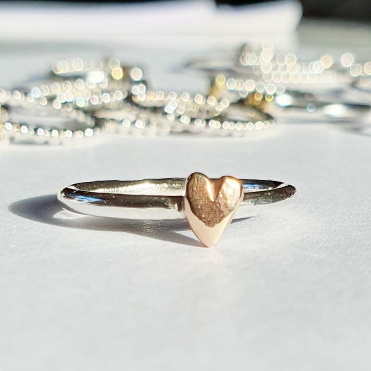 Happy Heart Slät hjärtansring med handsågat hjärta i brons