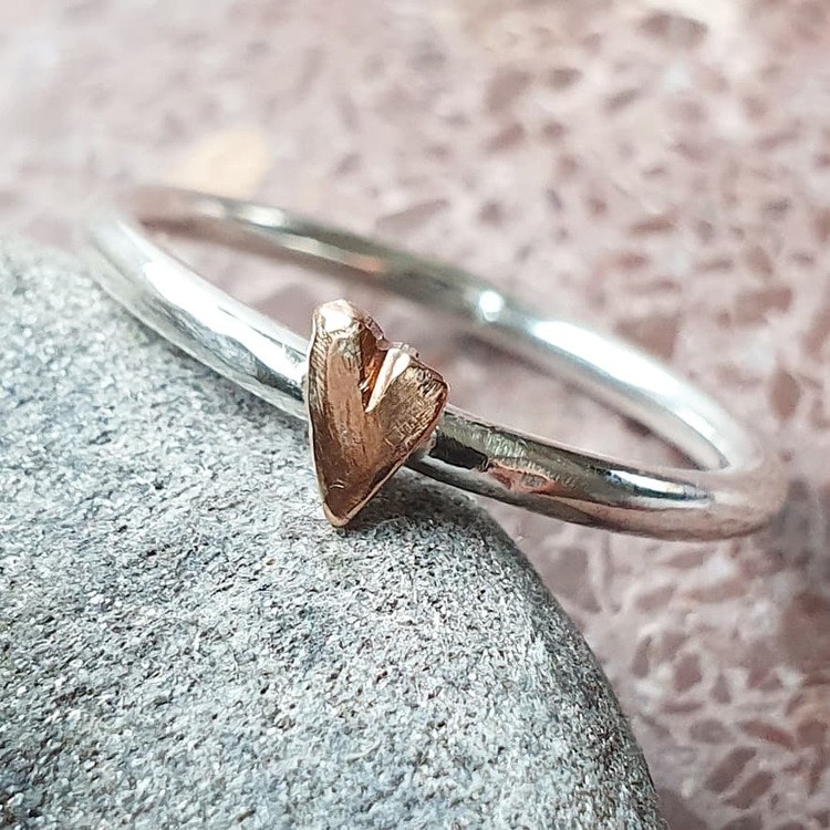 Happy Heart Slät hjärtansring med handsågat hjärta i brons