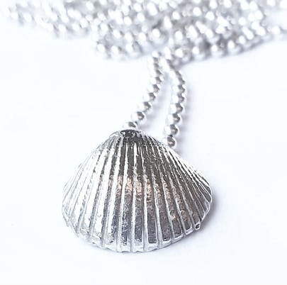 Halsband hjärtmussla i silver