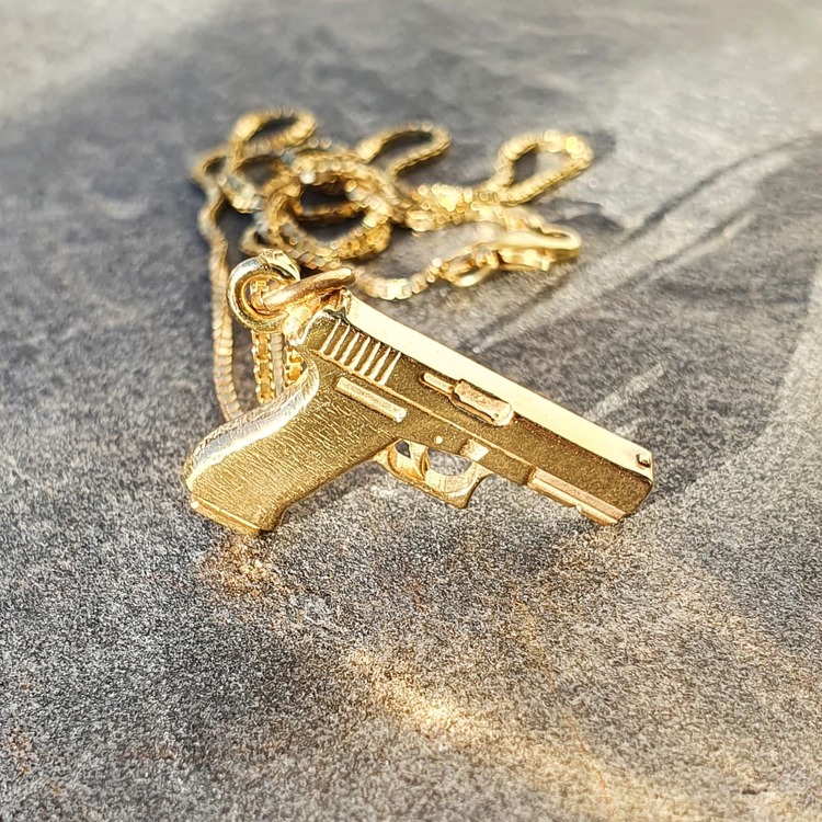 Förgylld med 18 k guld, Glock 17 i äkta silver