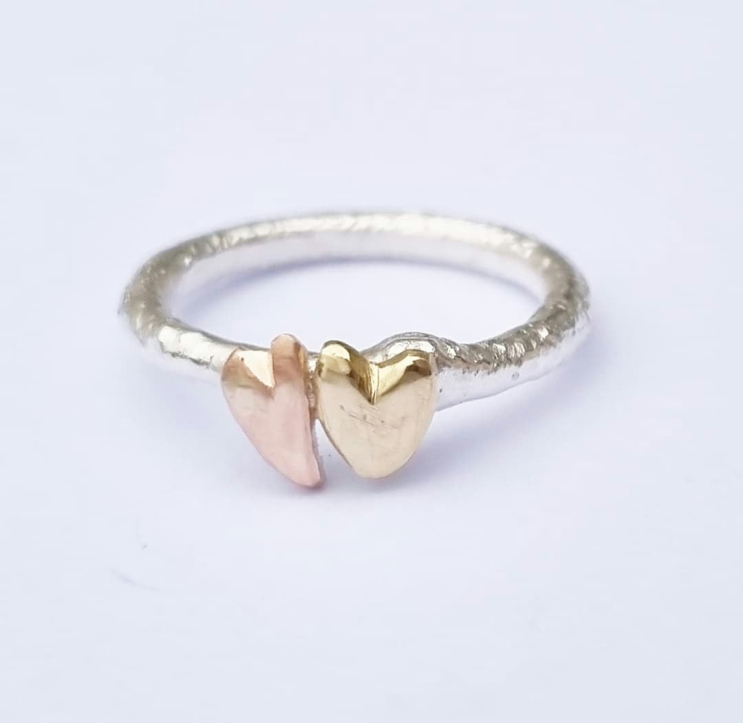 Silverring with hand-sawn heart in bronze and brass
