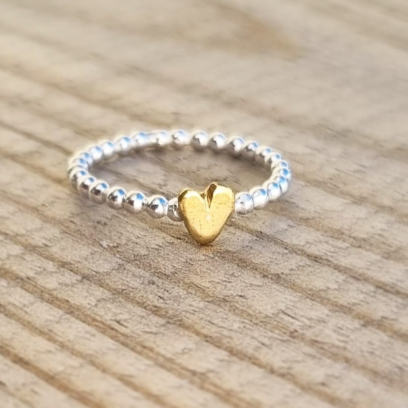 Happy Heart Kulring med handsågat hjärta i mässing
