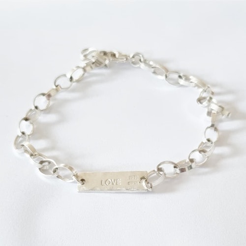 Silverarmband med bricka - love -