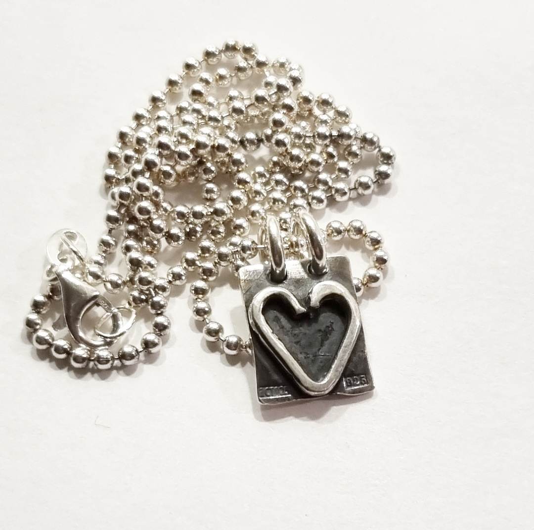 Silverhalsband med oxiderad platta och silverhjärta