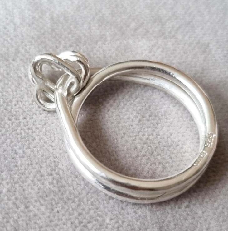Triss i hjärter - handgjord silverring med tre lösa silverhjärtan, antistressring