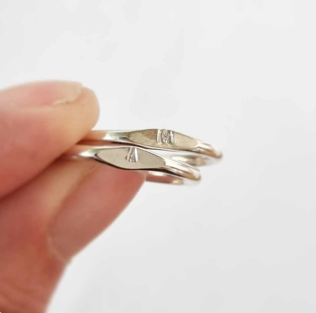 Handgjorda bokstavsringar i äkta silver
