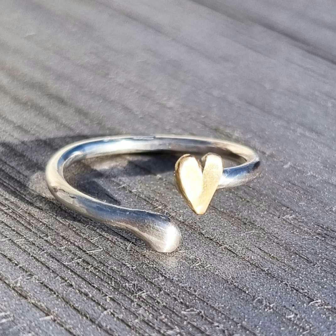 Open heart ring in sterling silver with hand-cut heart in brass Happy Heart
