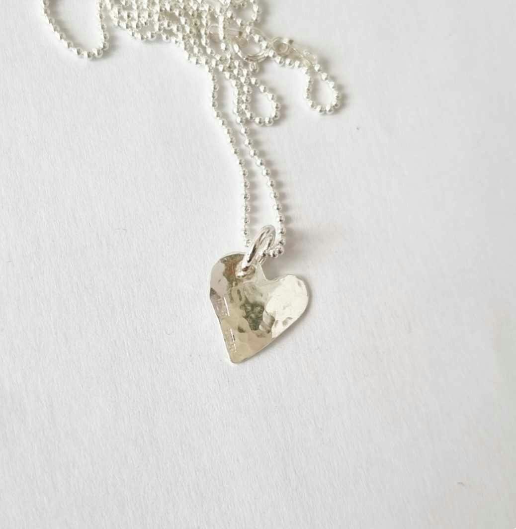 Halsband med små söta silverhjärtan handgjort