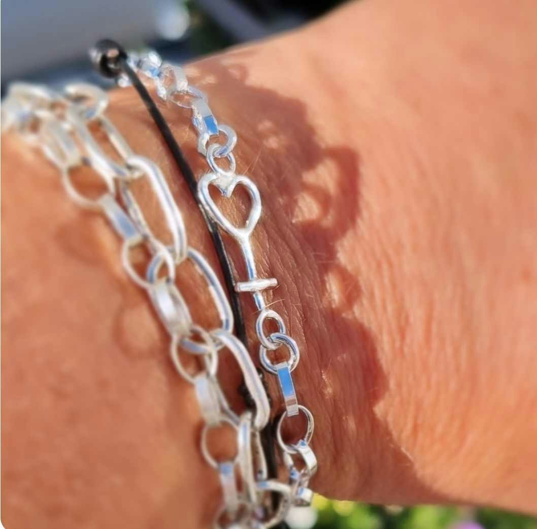 Silver bracelet with women's symbol - heart