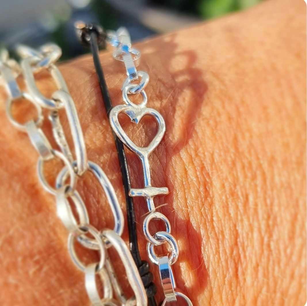 Silver bracelet with women's symbol - heart
