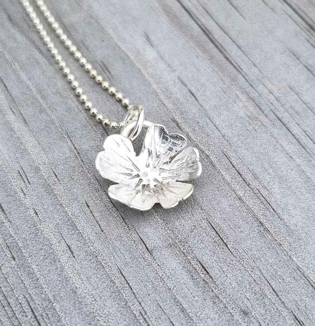 Handgjord silvermalva, en vacker liten blomma Malva i äkta silver