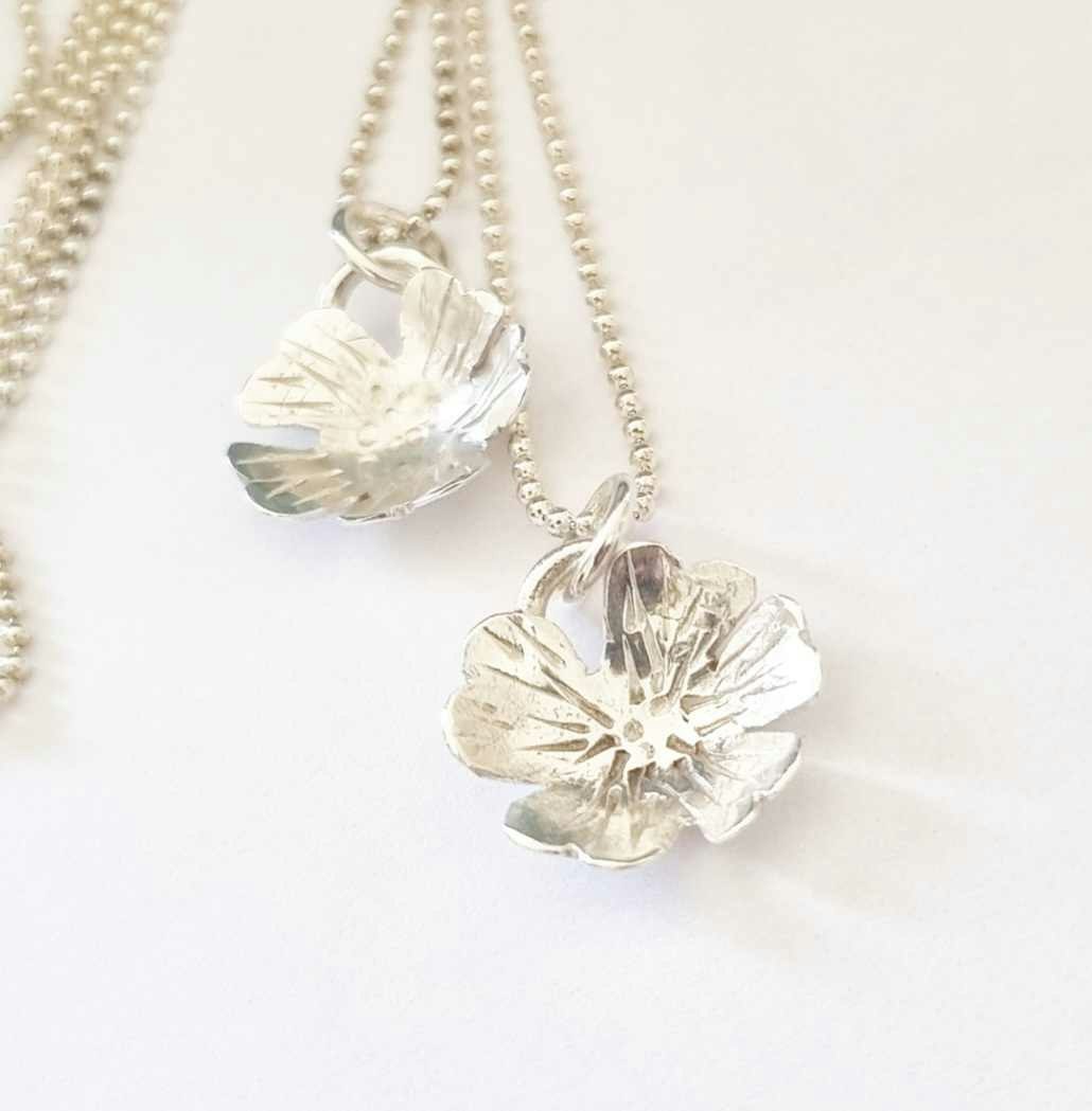 Handgjord silvermalva, en vacker liten blomma Malva i äkta silver