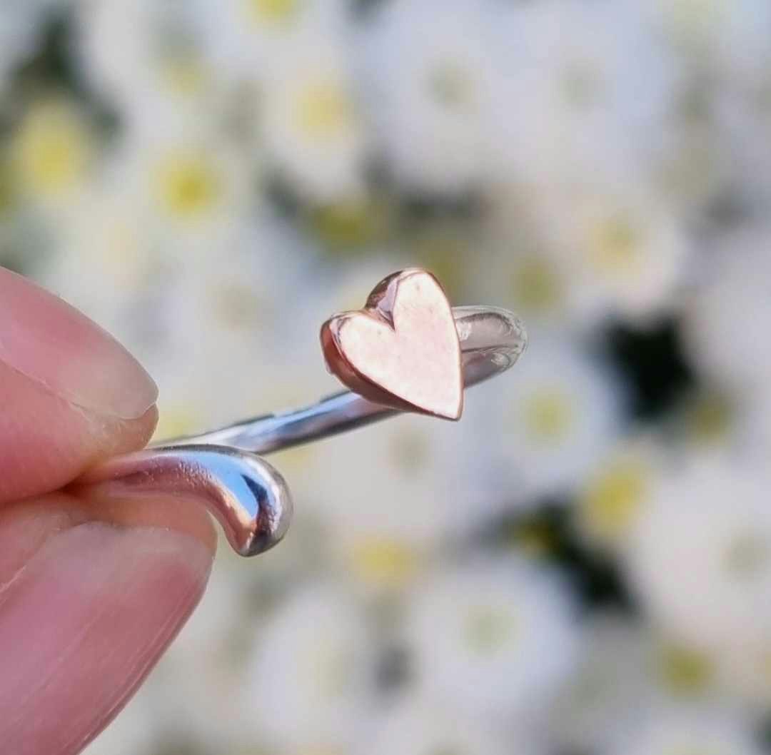 Öppen hjärtansring i äkta silver med handsågat hjärta i brons Happy Heart