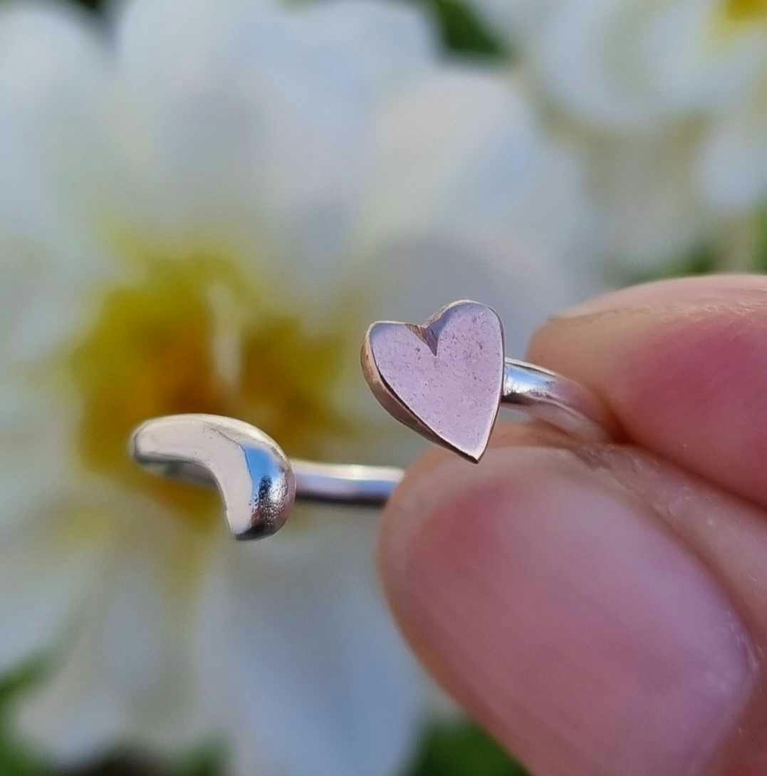Öppen hjärtansring i äkta silver med handsågat hjärta i brons Happy Heart