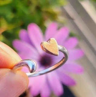 Öppen hjärtansring i äkta silver med handsågat hjärta i brons Happy Heart