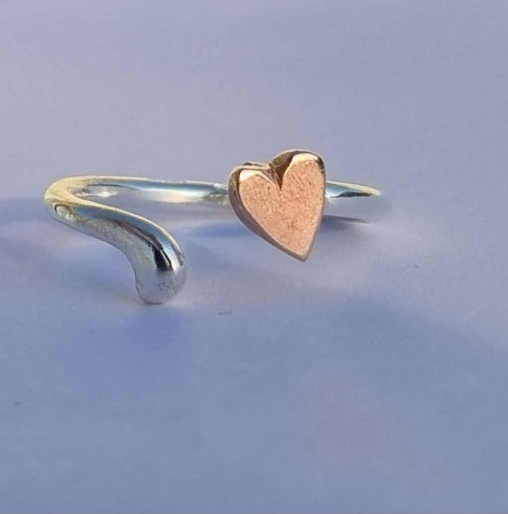 Öppen hjärtansring i äkta silver med handsågat hjärta i brons Happy Heart