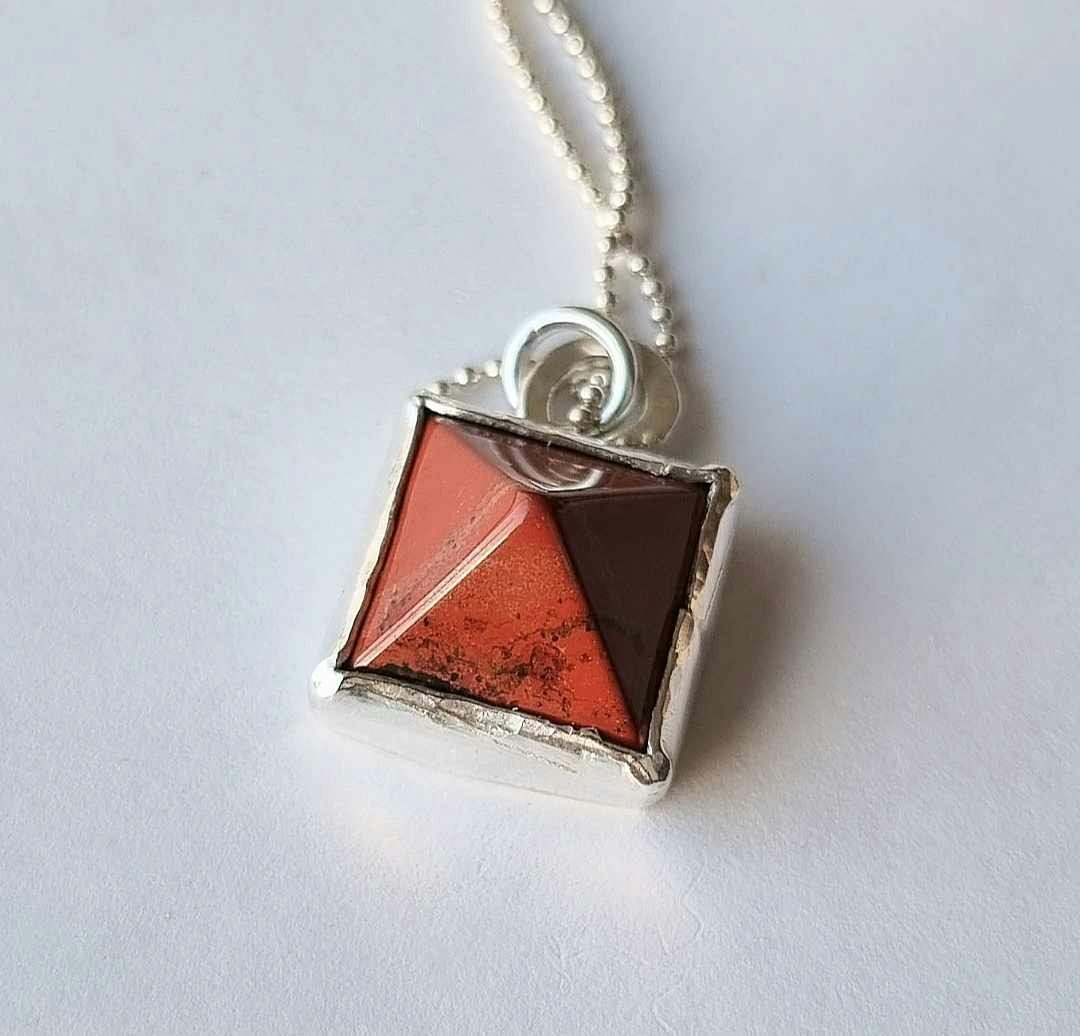 Pyramid röd Jaspis silverhalsband