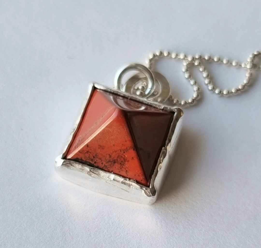 Pyramid röd Jaspis silverhalsband