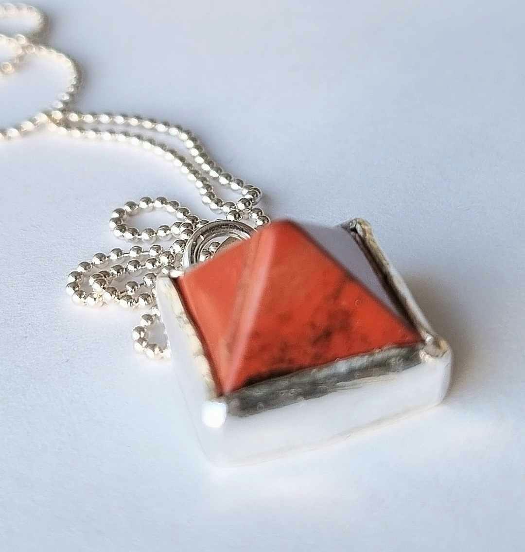 Pyramid röd Jaspis silverhalsband
