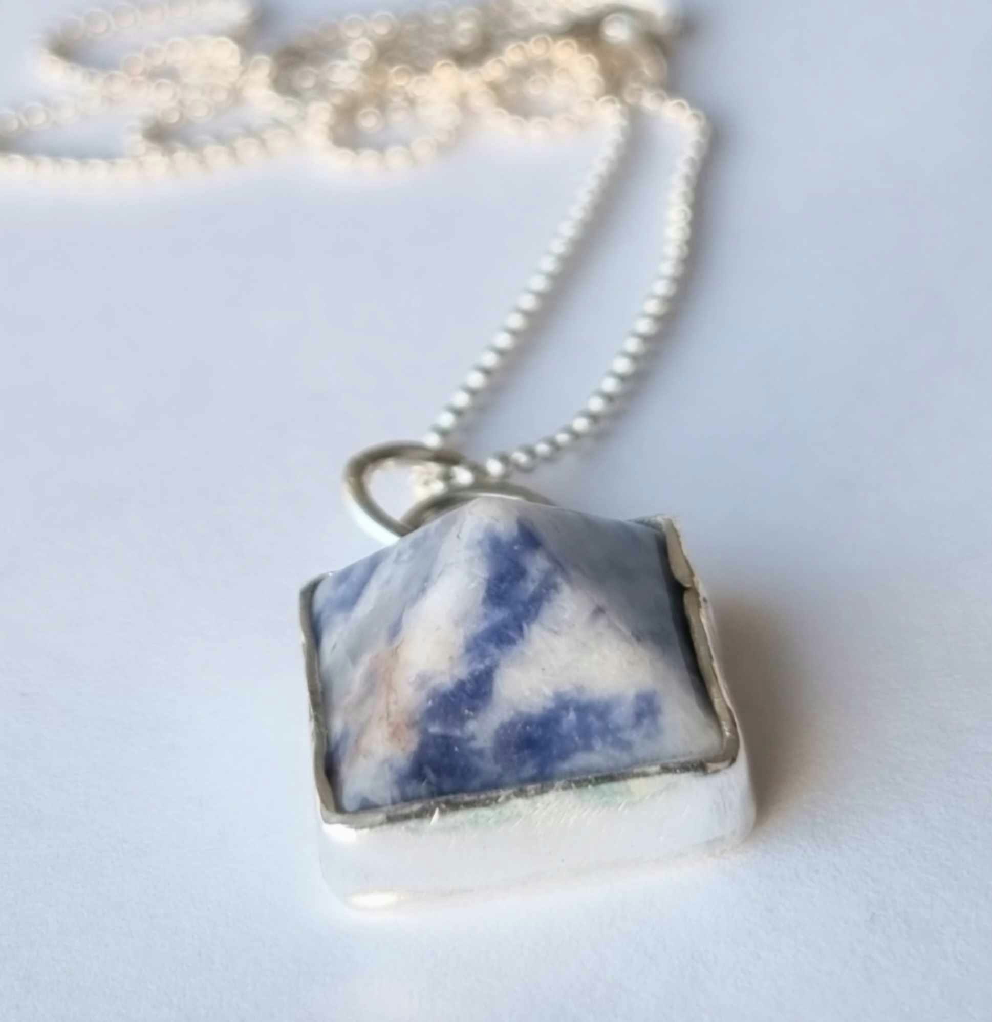 Pyramid i Sodalit, silverhalsband
