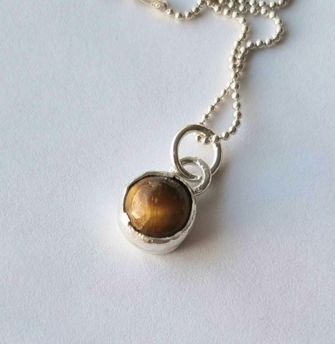 Silverhalsband med infattad tigeröga, cabochon