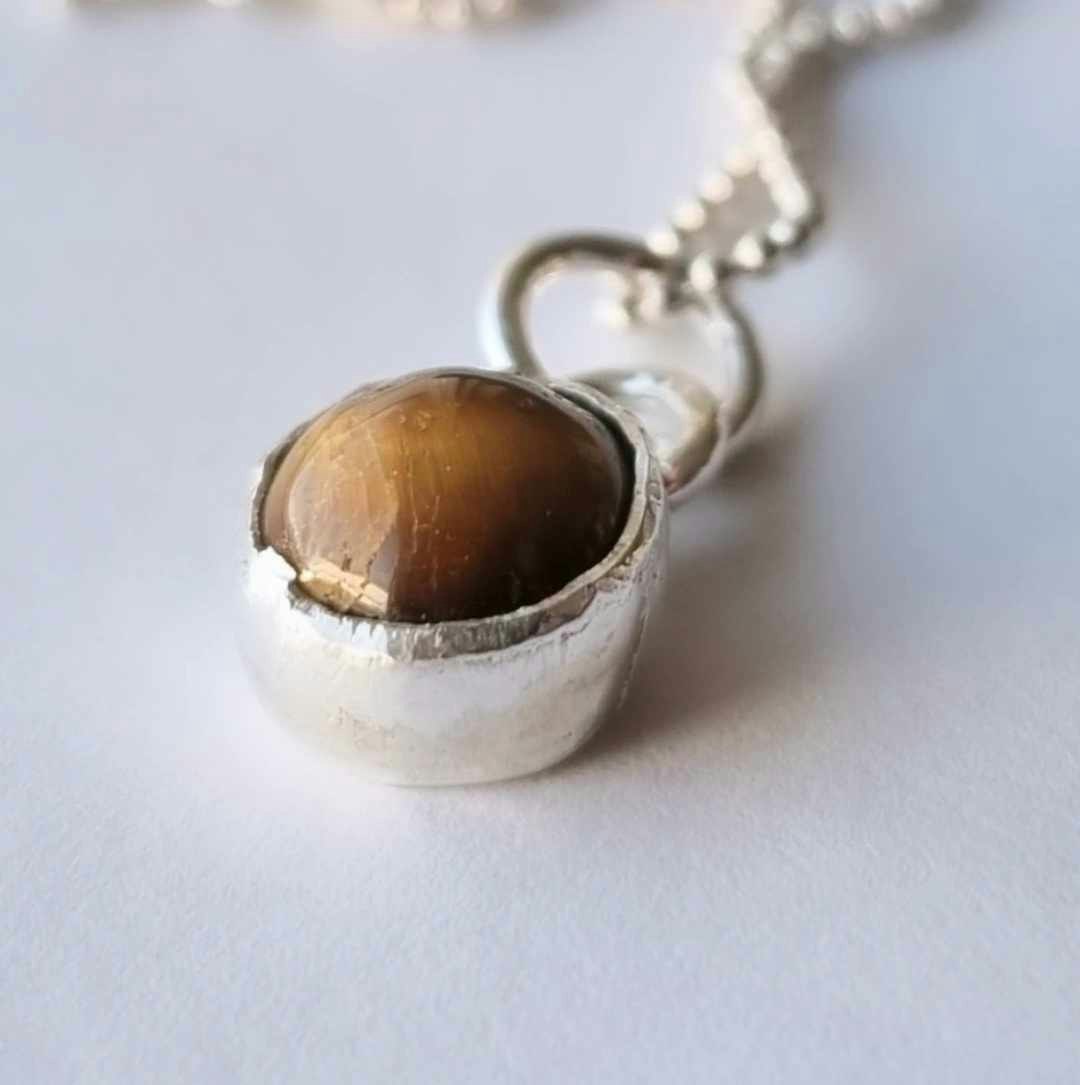 Silverhalsband med infattad tigeröga, cabochon