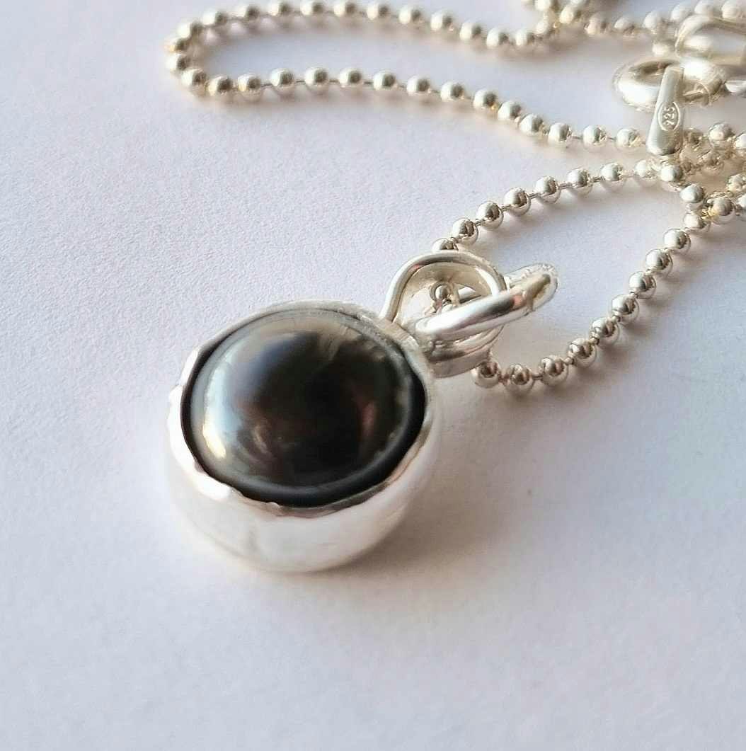 Silverhalsband med infattad svart sten, cabochon