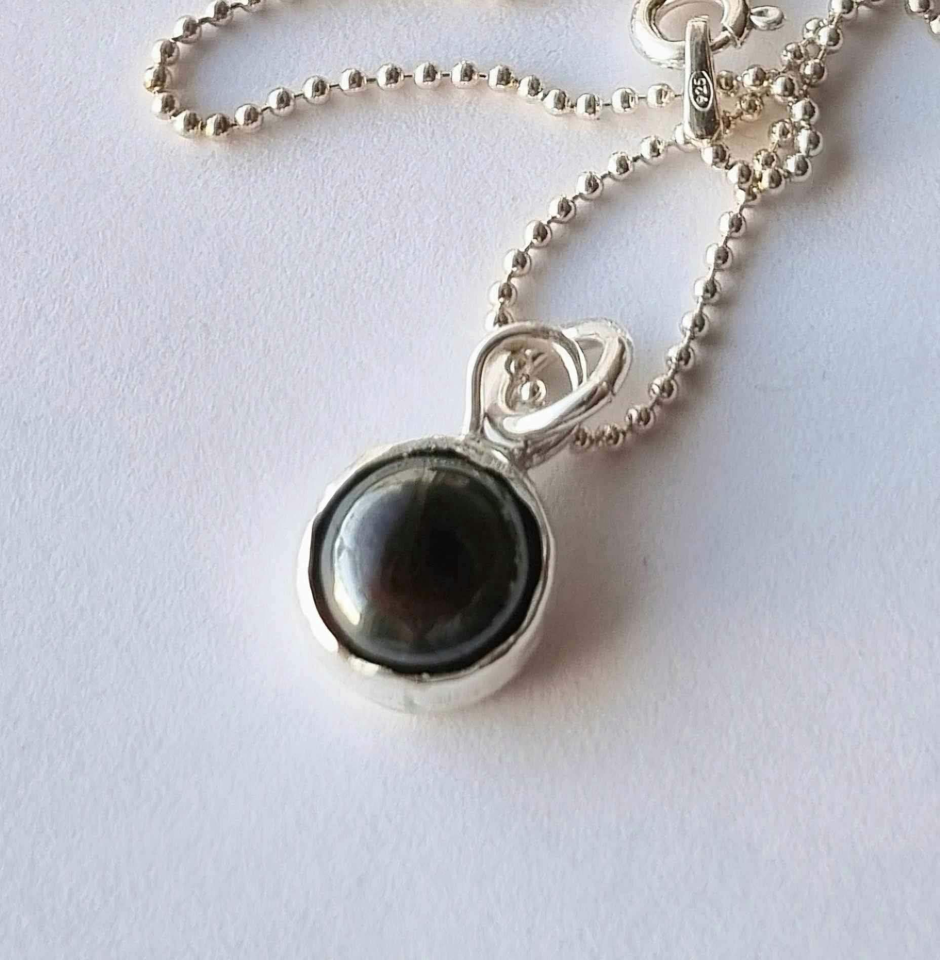 Silverhalsband med infattad svart sten, cabochon