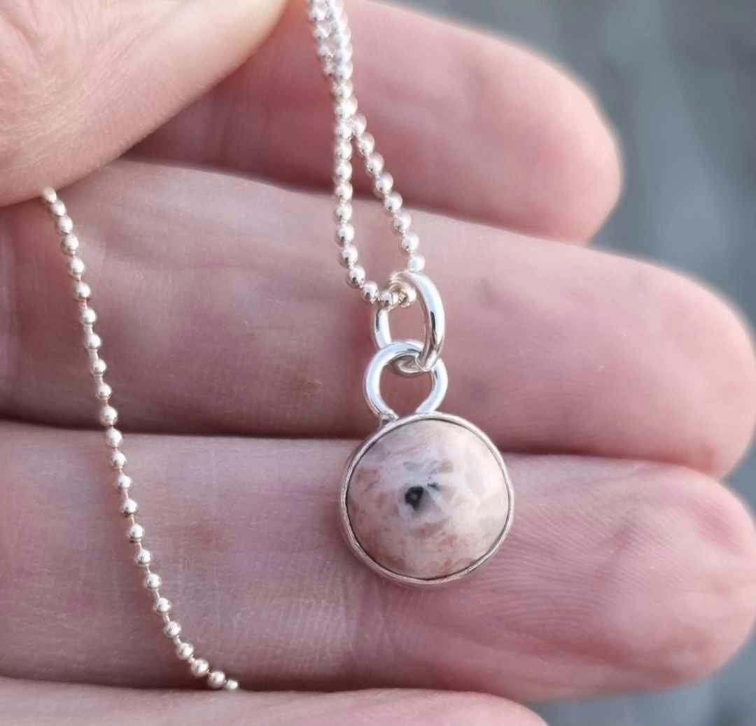 Halsband med en fin berlock med en rosaspräcklig sten infattad i äkta silver